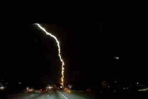 immagine fulmine colpisce autostrafa