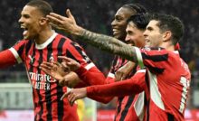 Leao ed altri giocatori del Milan esultano