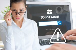 donna con occhiali e mano che cerca online
