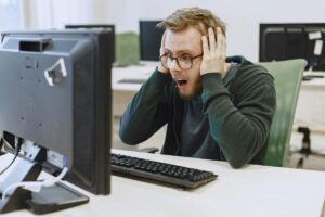 uomo sbalordito davanti al pc
