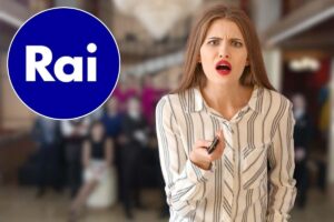 Ragazza con telecomando e logo RAI